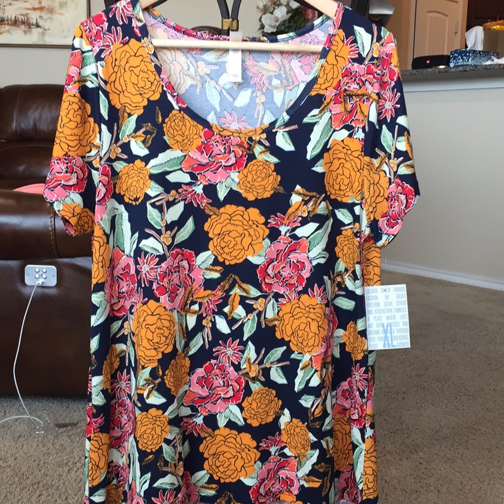 XL Lularoe Classic Tee
